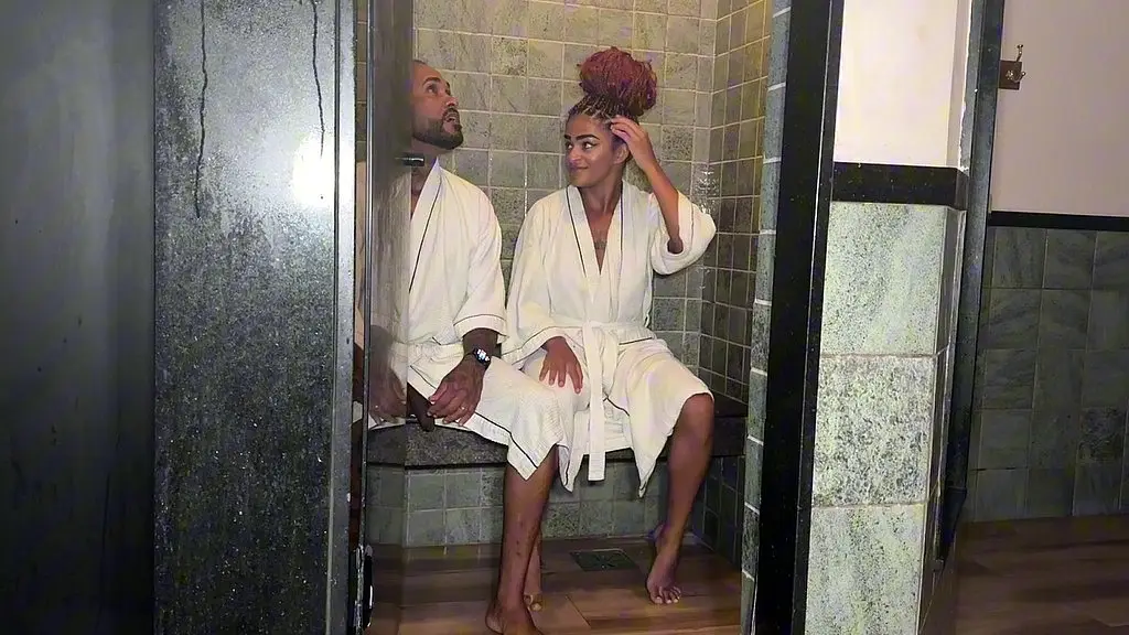 fudendo a gostosa casada e bucetuda na sauna do club, enquanto ela cavalgava o corno chegou e acabou partilhando e chupando a buceta dela cheia de leite meu .