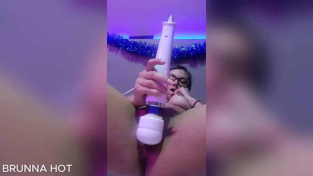 gozando bem gostoso com meu vibrador especialmente para voce meu amor