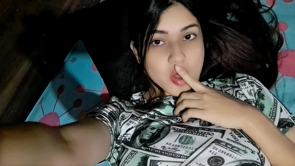 hermanastra me pilla masturbandome en video