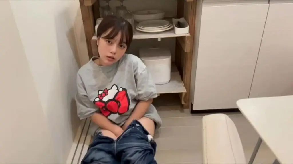 彼氏が泊まりに来てhせずに帰ったから物足りないくて1人でキッチンでオナニーする女子大生。