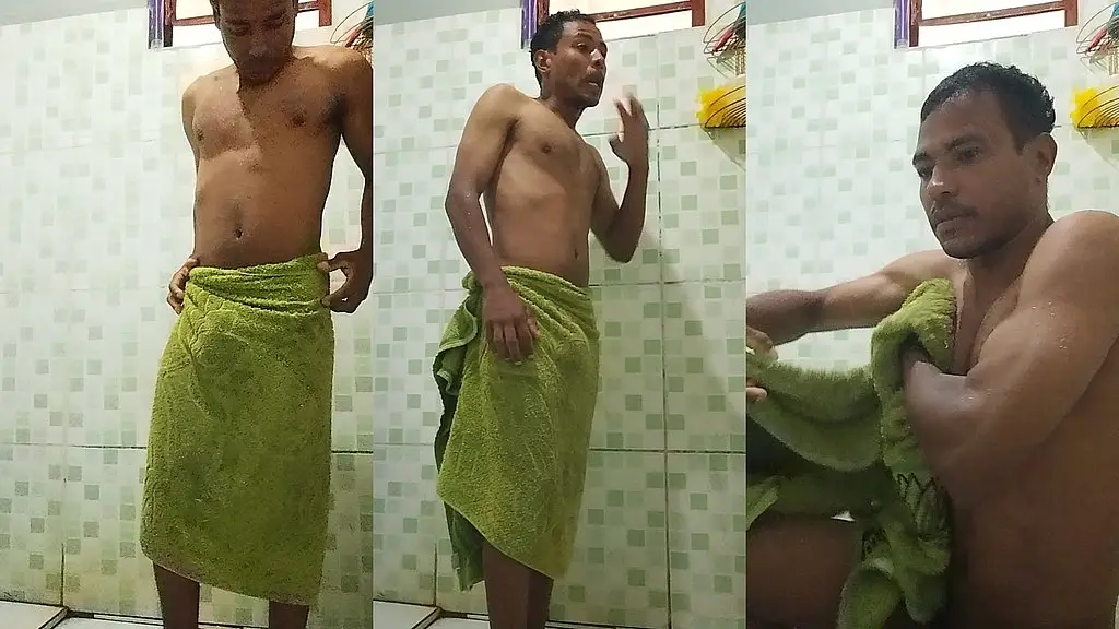 moreno de pau duro no banheiro de casa
