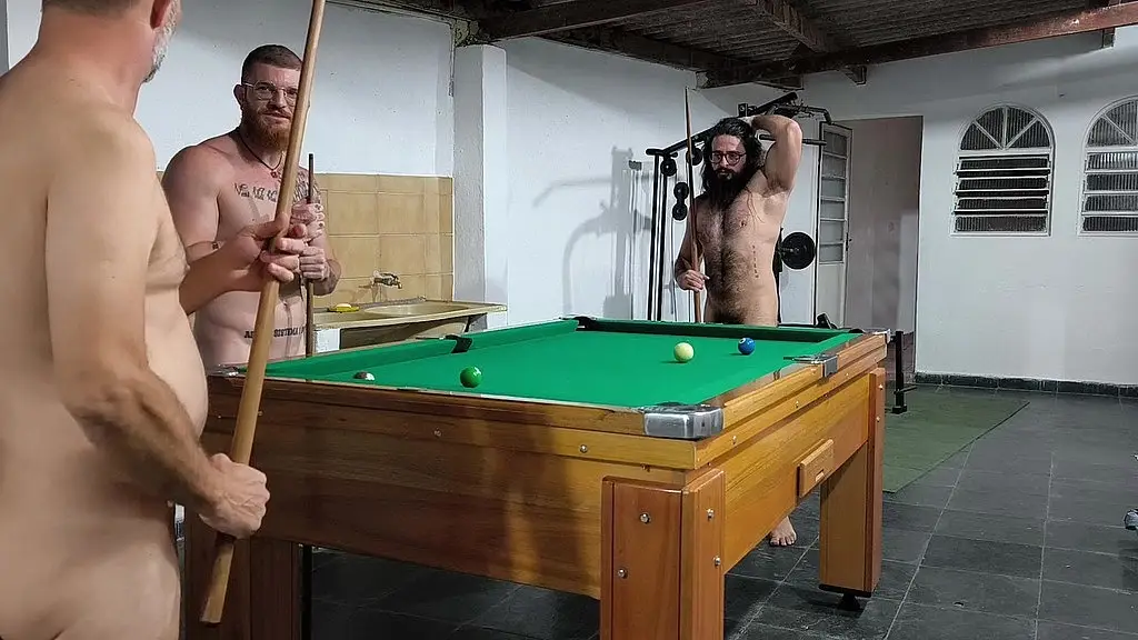 3 ativos jogando sinuca valendo o cu