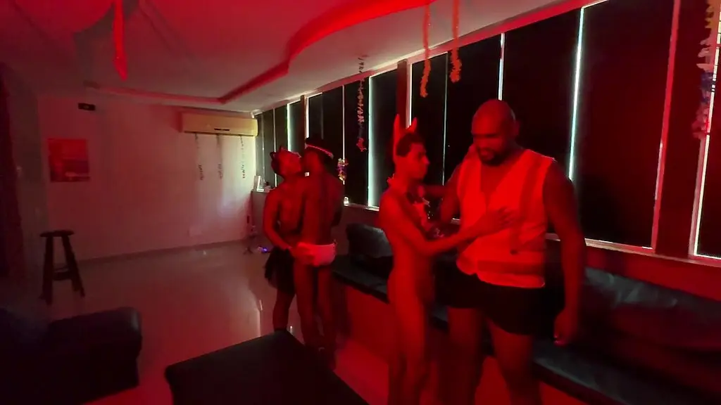 putaria na festinha de carnaval .