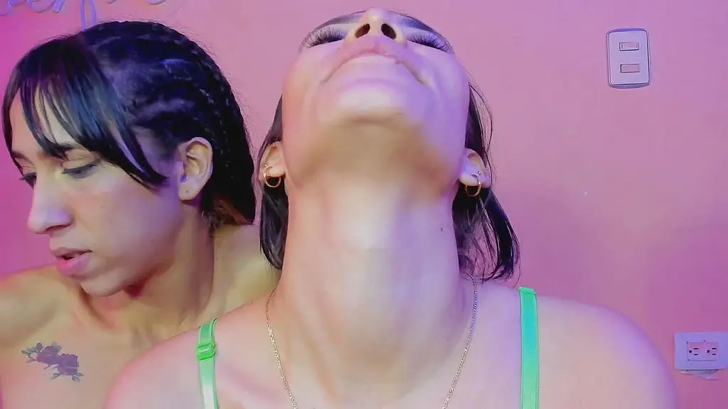 lesbian chain reaction – multi-girl live pleasure
