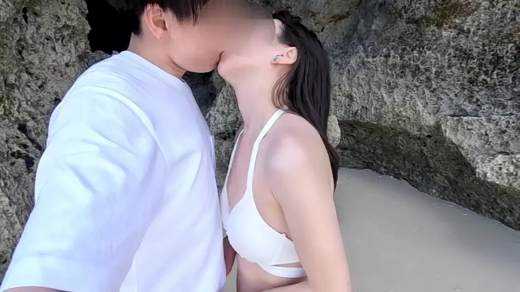 フルver.【個人撮影】綺麗な海の海岸の岩場に隠れて濃厚フェラする素人カップル耐えきれずに最後は口内射精してしまう