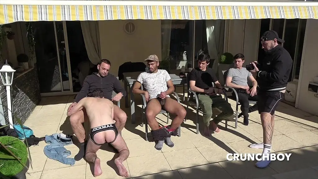un passif soumis suce tous ces potes en exterieur et se fai baiser par tous