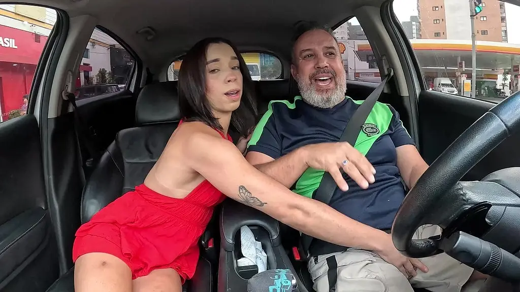 julia vass entra na carona e leva ferro no rabo