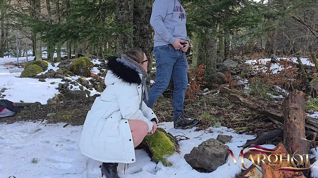 urbex foret enneigee a cote d’une cascade : je suce mon mec et un promeneur, il me baise la chatte dans la neige pendant que je suce mon mec – puis mon mec me prend, mais stoppe par des randonneurs