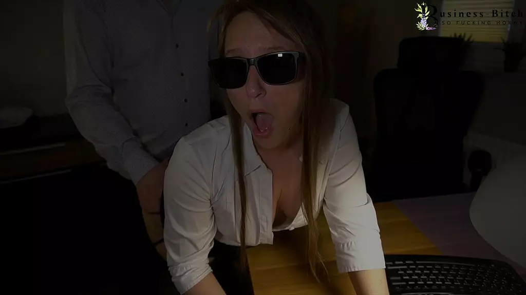 Секс секретарши на офисном столе с фронтальным видом, бизнес-сучка