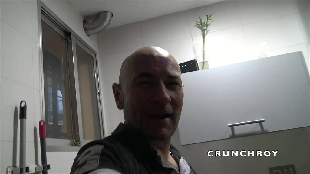 jeune mec suce un mec avec une grosse paire de couilles
