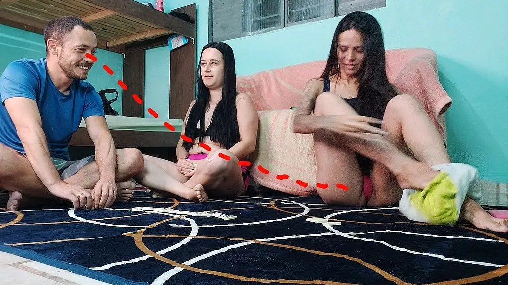 amiga perde seu corpo gostoso para casal em partida de domino