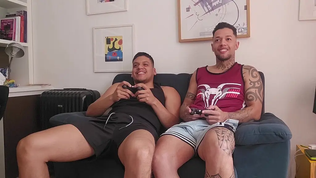 meu primo perde jogando videogame e me da o cu