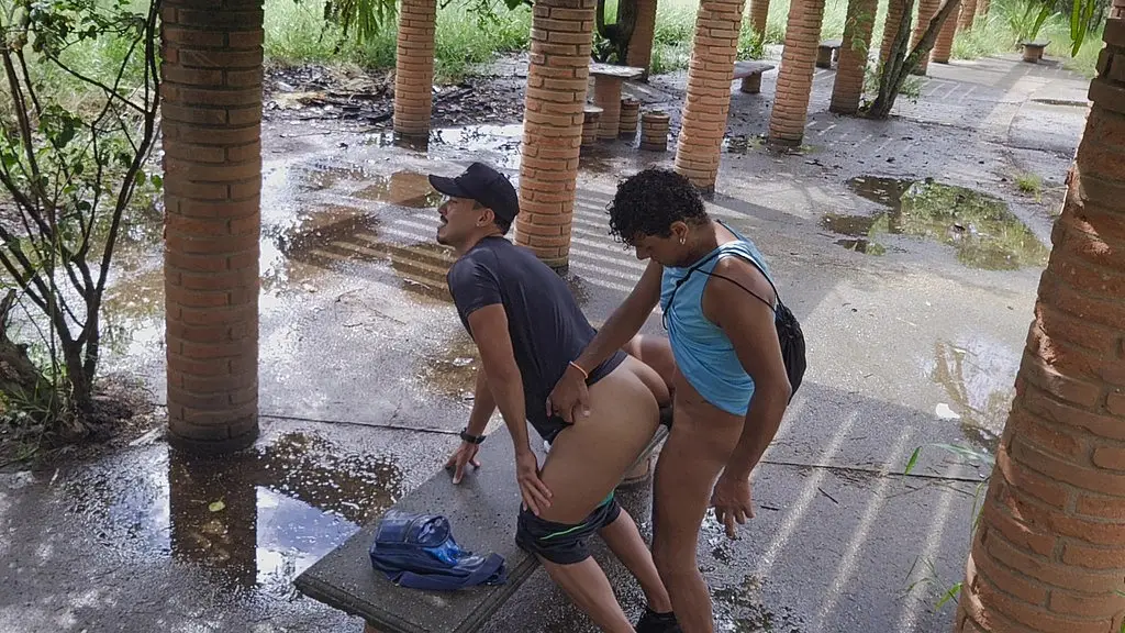 o maloca dotado me fude no banco da praca