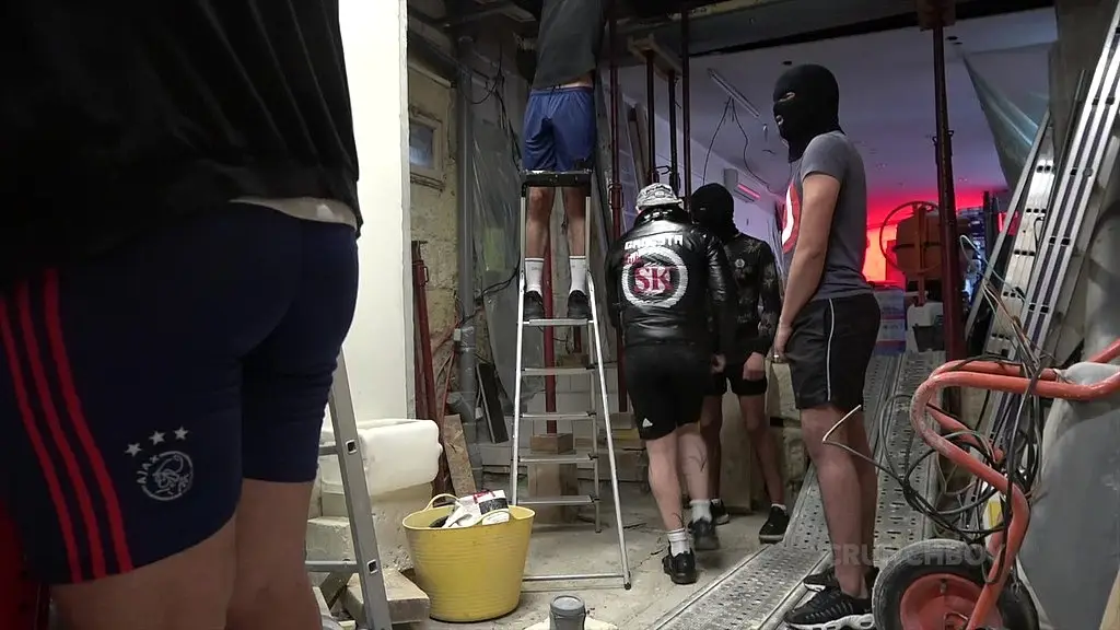 il se prend une bite de 22 cm dans le cul
