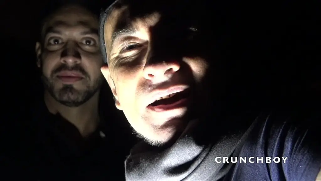 jeune hetero donne son cul en jogggin a un mec muscle