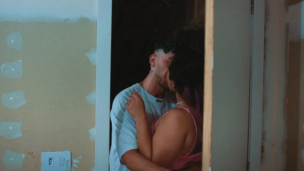 depois de brincar no mato fomos para o quarto da irma dela, meti ate ela gozar gostoso part 2