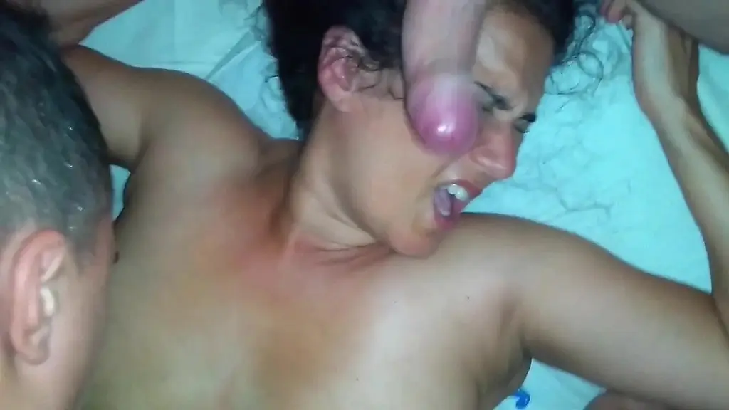 casada transando sem camisinha com amigos do corno, ele ficou em casa