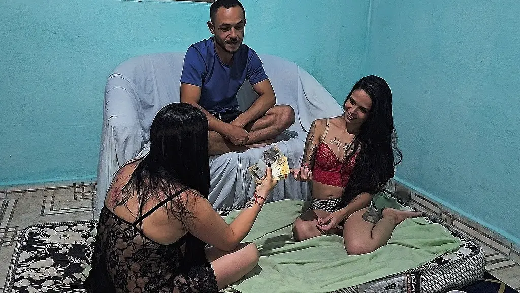 minha esposa queria ver sua amiga fazendo anal pela primeira vez, ela fez de tudo pra dar certo
