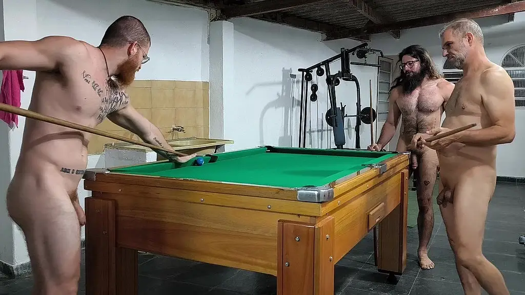 3 heteros jogando sinuca valendo toba