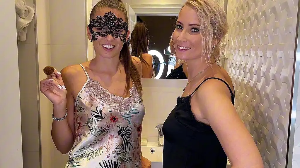 how real filming with porn actresses goes behind the scenes - blowjobe the cameraman - yoya grey and sharon white
