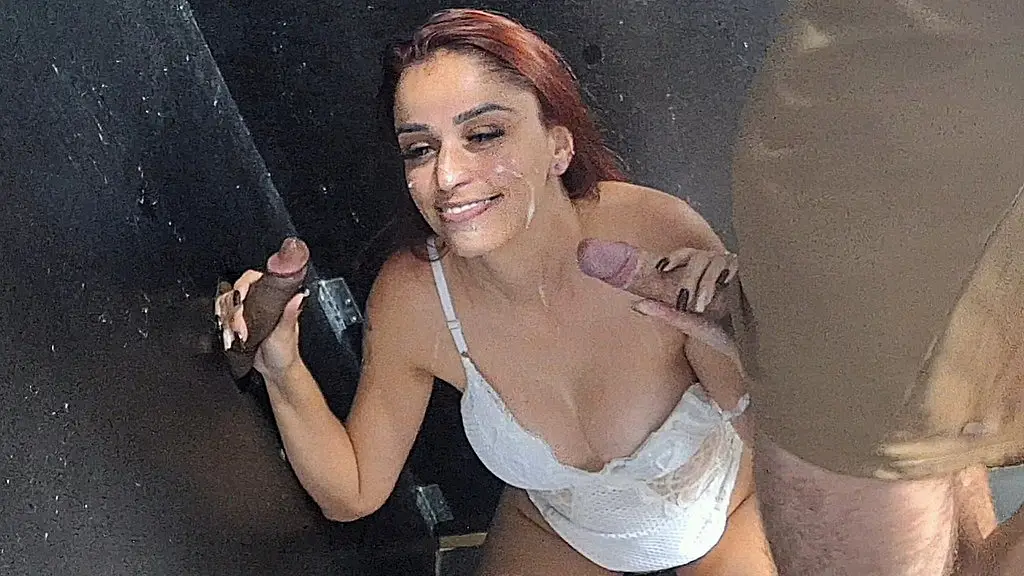 primeira vez da esposa chupando e fodendo sem camisinha nas cabines gloryhole!