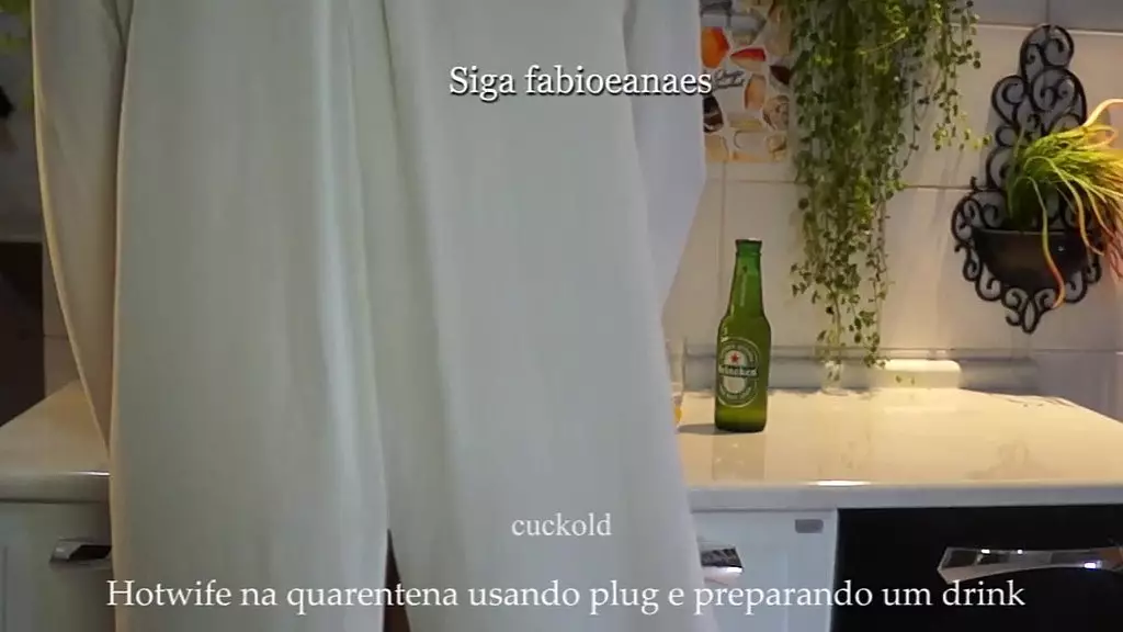 Хотвайф се exibindo и colocando o plug anal e fazendo um d. na quarentena