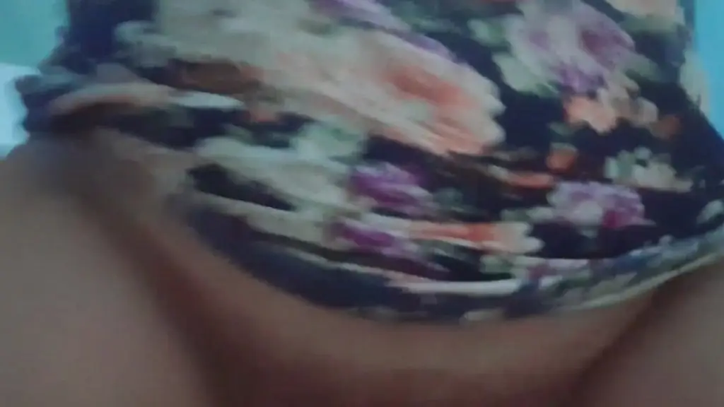 madrastra jovencita colegiala llega cachonda y el hijastro aprovecha para tener sexo con la tetona y culona madrastra, sexo real casero amateur.