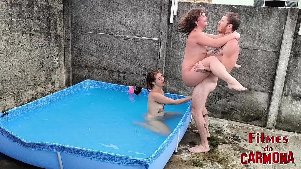 sexo na piscina com 2 branquinhas gostosas