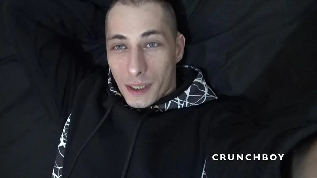 beau mec msucle baise un jeune latino muscle
