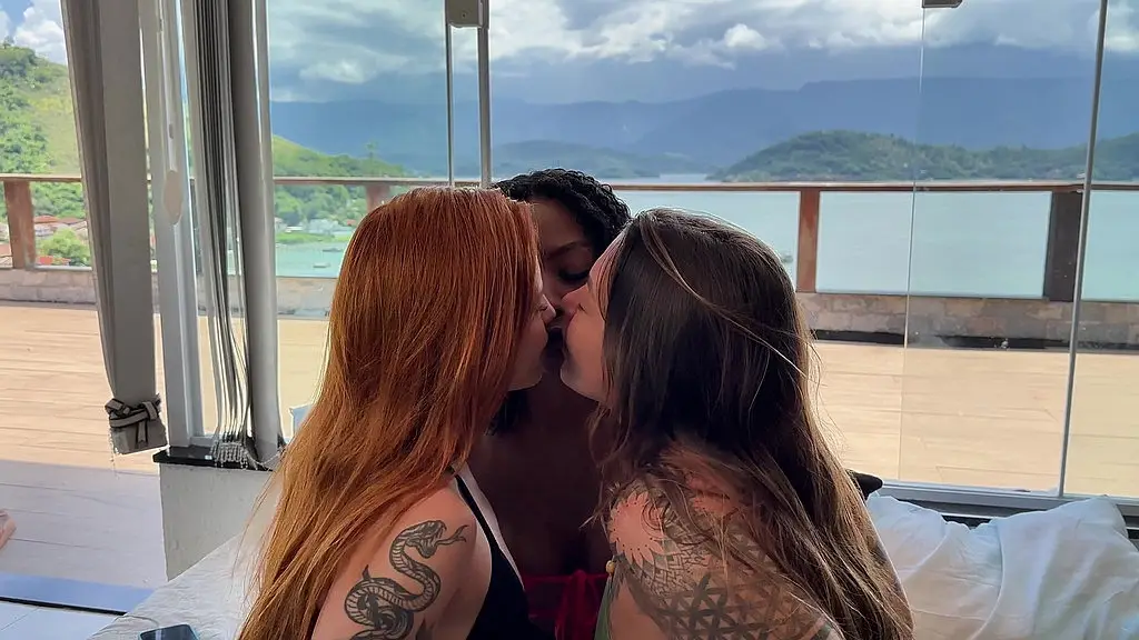 so de ver esse beijinho ja da pra sentir a conexao desse trio...   a @fadinhamaju e a @damiana vieram do rj pra aproveitar o carnaval de angra... e a gente aproveitou cada segundo