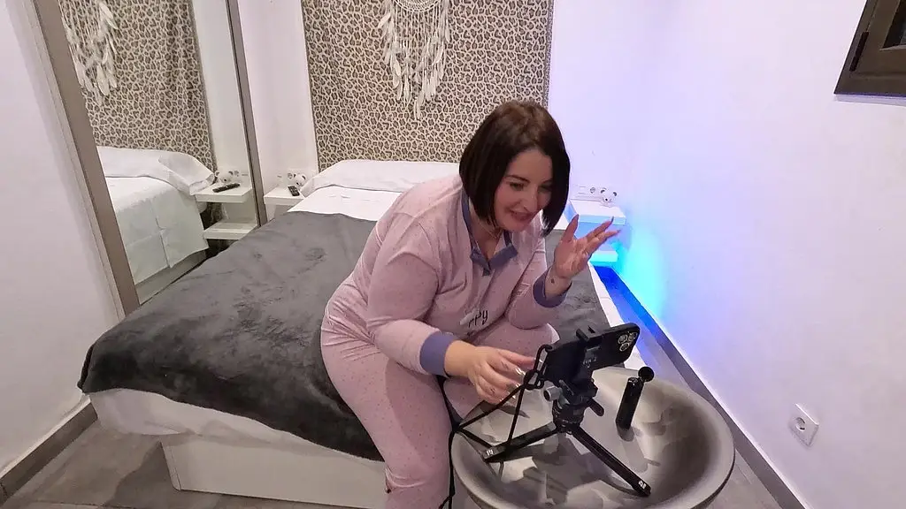 iria ruiz has sex in front of a fan