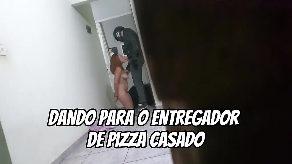 entregador de pizza ganhou uma buceta ruiva de presente