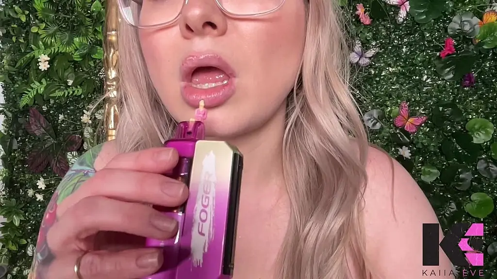 unaware giantess smokes & demolishes tiny civilization
