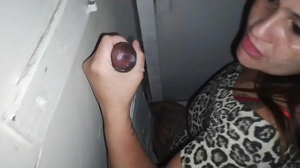 ruiva casada entra no gloryholi na casa de swing e chupa pica ate levar gozada na cara