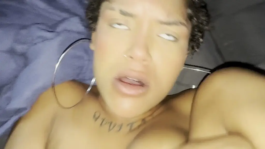 fudendo muito gostoso a putinha novinha no pelo, a safada gozando muito no pauzao preto .