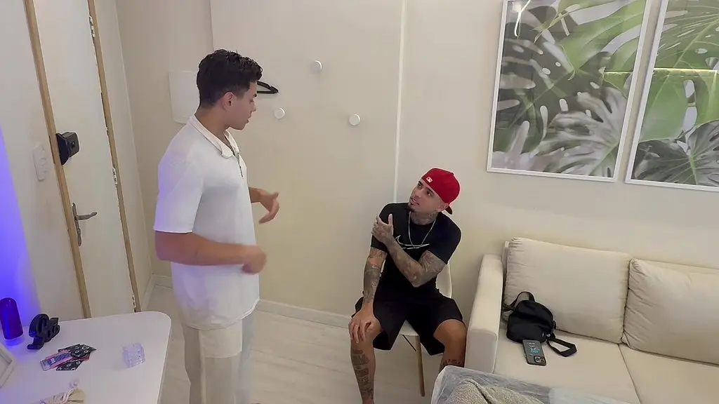 tatuado rabudo veio fazer uma sessao e levou pica