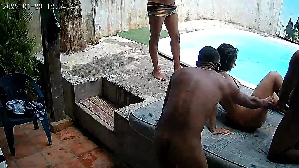 suruba na piscina do predio depois da balada
