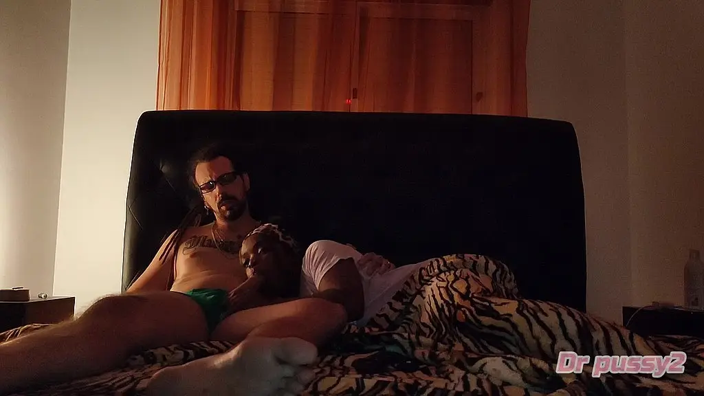 dr pussy2 - ebony colega de quarto, convida me para ver um filme, mas na verdade ela so queria ser bem fodida