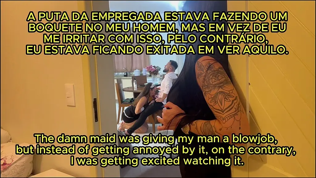 esposa pega no flagra marido fodendo a empregada , e fica assistindo com tesao e depois entra na putaria , fazendo um menage feminino