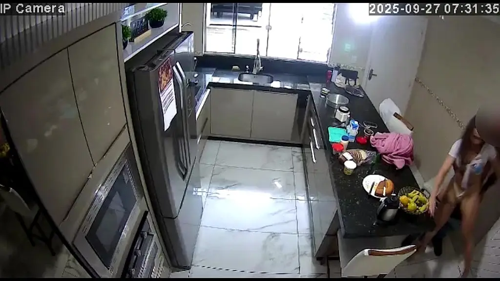 flagra! marido pega esposa dando para o vizinho na cozinha!