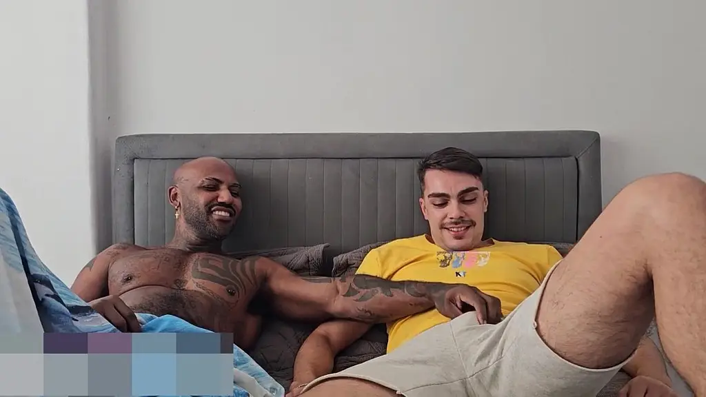 sentando no pauzao do amigo nerd