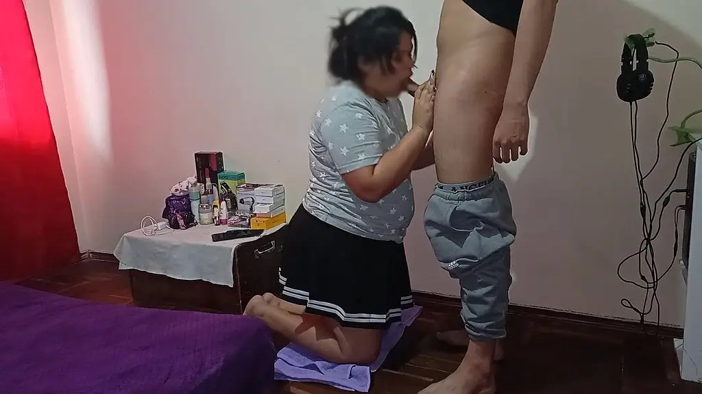 mi companera de cuarto es ninfomana, desde que llego solo quiere ser follada me saca toda la leche siempre
