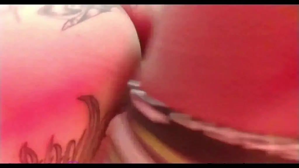 mi esposa se hace un tatuaje pero lo que no sabe es que el tatuador cobra es con sexo!