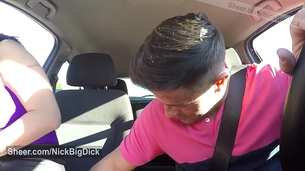 el conductor del coche se folla a esta increible latina