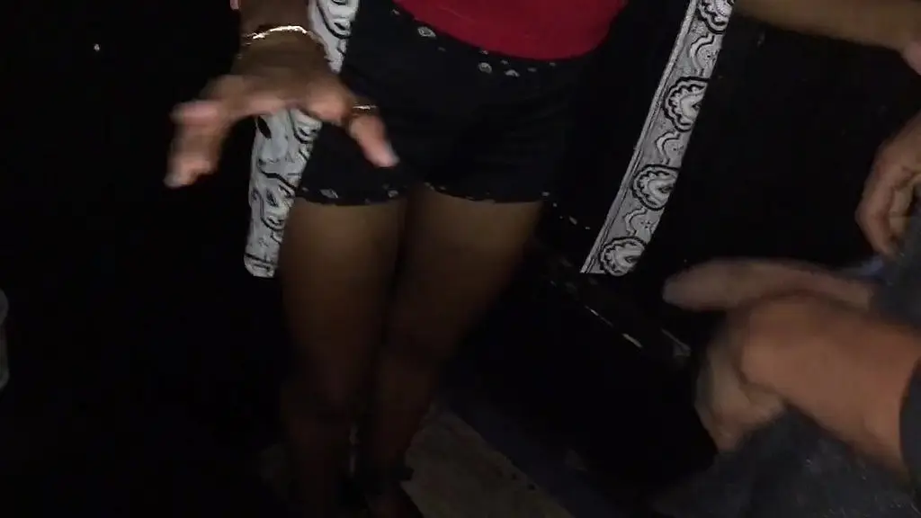novinha ninfeta foi conhecer o swing e arrumou dois pirocudos pra gozar na boca dela no glory hole jasmine santanna