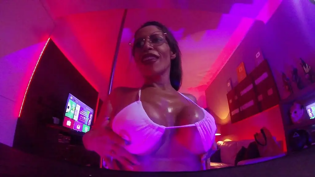 o show particular da morena se exibindo de pe para os amantes.