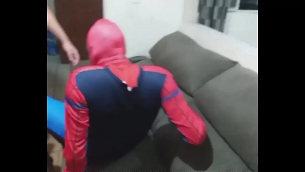 fodendo com o homem aranha no carnaval