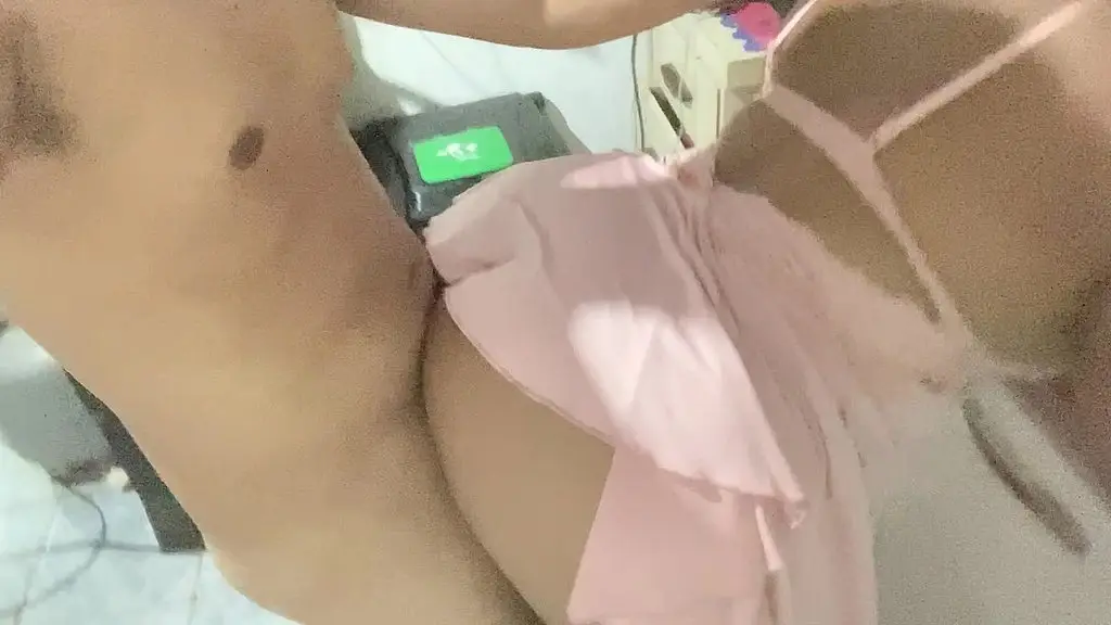 peguei minha vizinha de quatro na cozinha de vestido curto