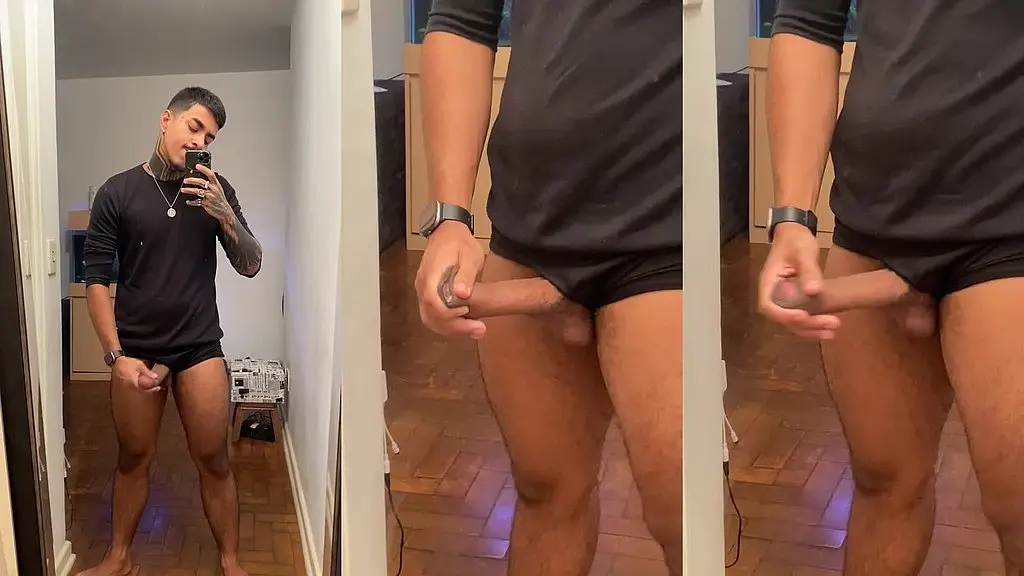 pauzudo em frente ao espelho exibindo o pau