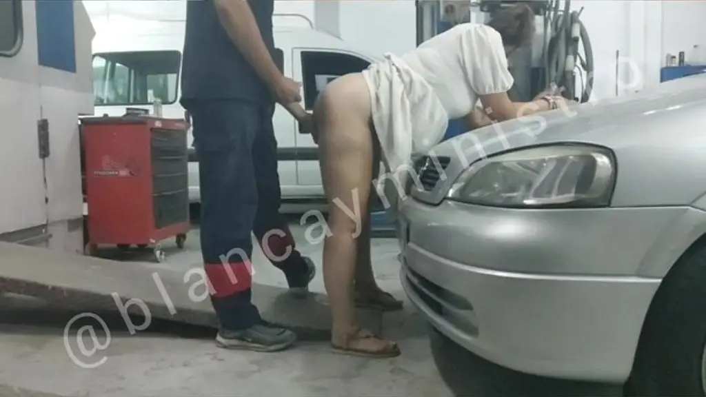 blanca se folla a su mecanico